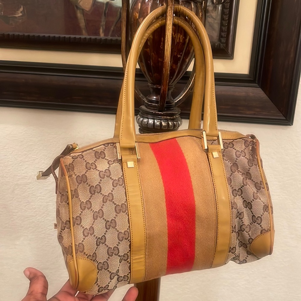 Authentic Gucci Made in italy please check condition pictures are my discretion.